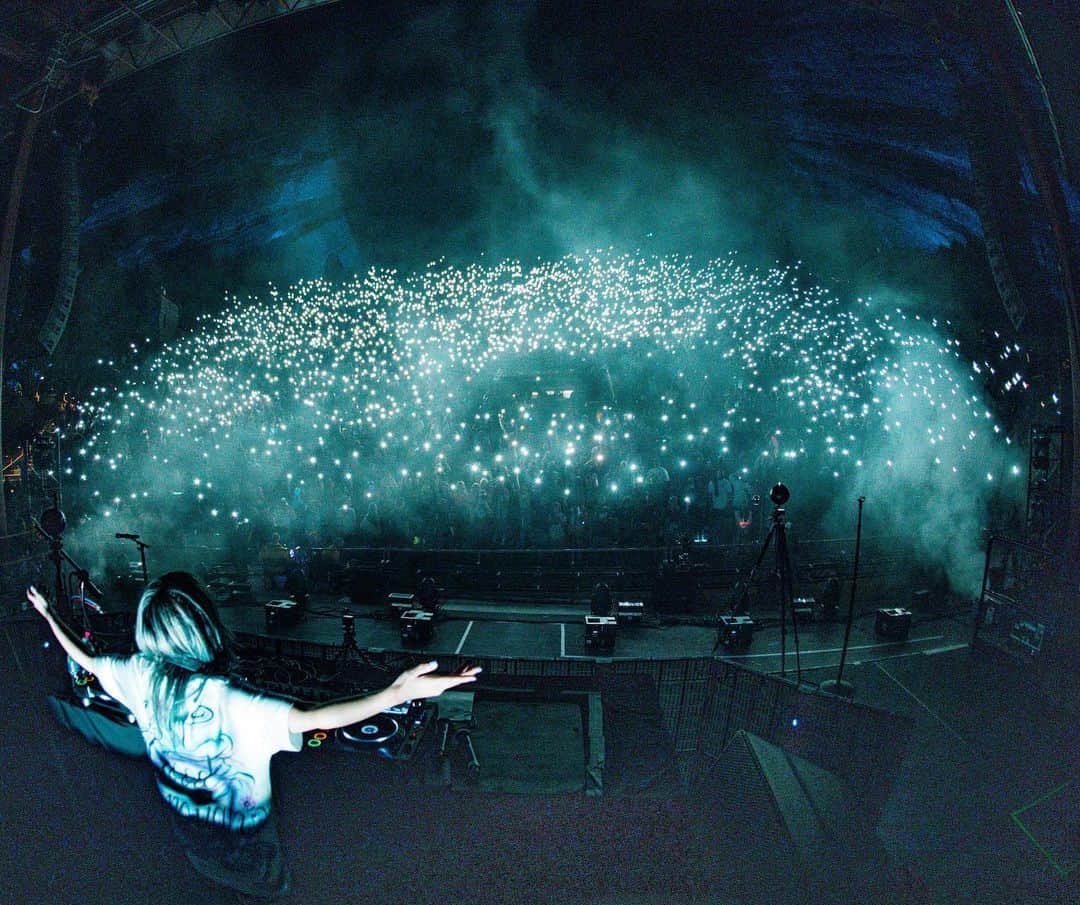 アリソン・ワンダーランドのインスタグラム：「TWO sold out Temple of Wonderland red rocks in one year & it’s all because of you guys. I never knew playing to 20,000 people could feel so personal. I want to thank my crew because without them my crazy ideas would never happen. I want to thank my band because they are all kick ass artists. And I wanna thank myself for not giving up. So glad I took all the risks I did. Imma continue to build something real for u all. This feels like a real family now. We are in our own lane now. THANK U THANK U THANK U!」