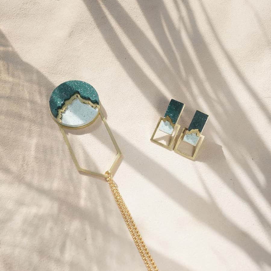 Design Milkさんのインスタグラム写真 - (Design MilkInstagram)「@promisespromisesjewellery designs beautiful, graphic #modernjewelry inspired by architecture. She will be joining the #DMMilkStand popup shop at this year's @londondesignfair in Hall 12 on September 19-22, 2019. See you there!」9月14日 10時14分 - designmilk