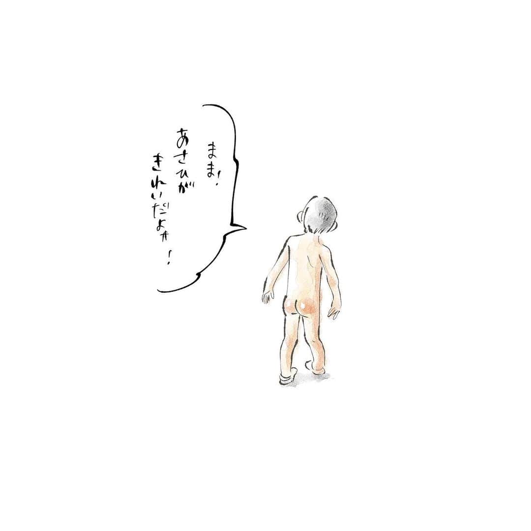 のインスタグラム：「月が大きくて綺麗だよ、とか よかぜが気持ちいいよ、とか いい感じで窓辺に誘ってくれるんだけど なぜ全裸なのか。 #かろうじて靴下 #ロマンチック裸族 #朝日に輝く尻 #まめちゃん #ゆめこ #兄妹 #こども #家族 #きょうの息子 #きょうの娘 #絵日記 #イラスト #clipstudio #ipadpro #applepencil」