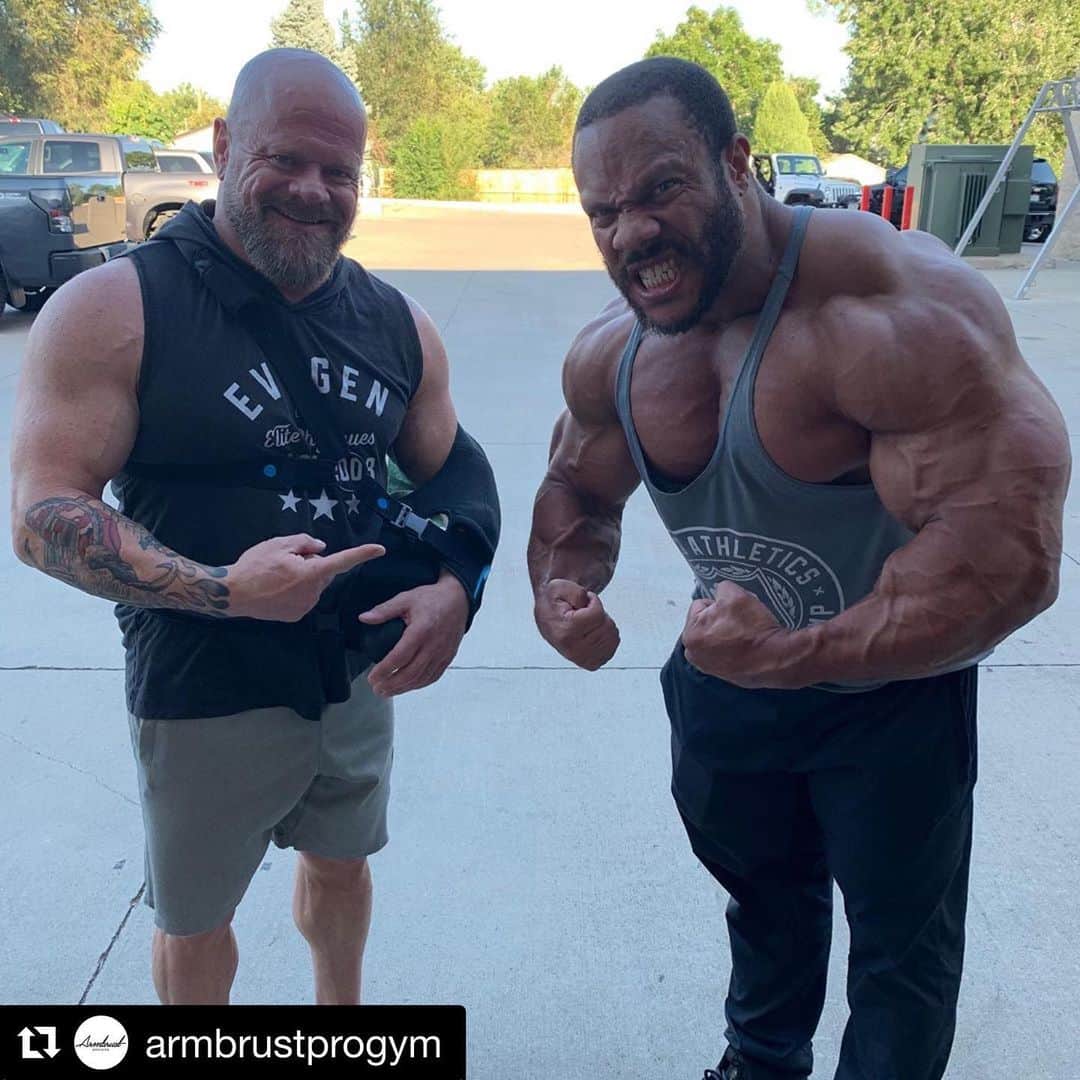 Phil Heathのインスタグラム：「Friday Chest Pump haha! #PhilHeath #7xMrOlympia #Repost @armbrustprogym ・・・ It’s almost like his body knows what weekend it is😂😂 @philheath was absolutely crushing the weights at @armbrustprogym tonight 💯 #milehighmecca #armbrustprogym #7xmrolympia #friday13th」