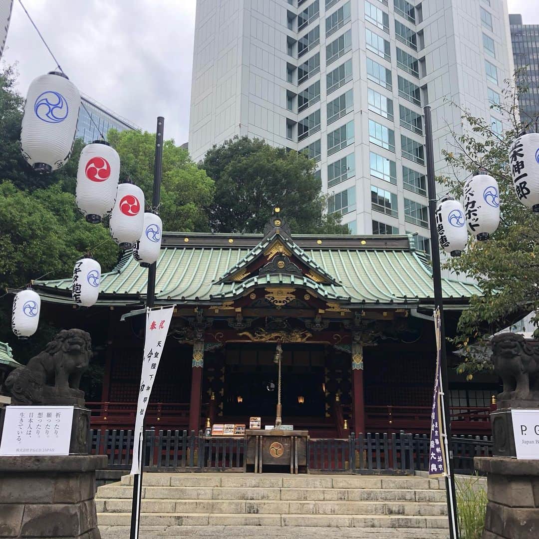のインスタグラム：「渋谷の金王八幡宮を参拝。タイミングよくBEGINさんの奉納ライブが観れました。ラッキーです。神さまありがとう笑  #金王八幡宮 #渋谷 #神社 #御朱印 #神社仏閣巡り #御朱印集め #奉納ライブ #BEGIN #TOKYO」