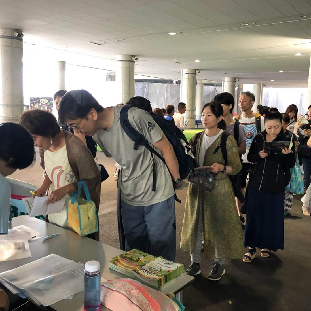 田中律子さんのインスタグラム写真 - (田中律子Instagram)「YOGA FEST YOKOHAMA🤩  初日スタートしましたー❗️ サップヨガ体験チケットは、オープン30分で、完売しました🏄‍♀️ ありがとうございました🙏  私のレッスンは、明日朝9時から、2時間WSです❗️会場でチケット当日券もありまーす🤩👌 お待ちしてます❤️ #yogafest  #yogafestyokohama2019  #yogalife  #jsya #supyoga」9月14日 10時20分 - ri2kotanaka