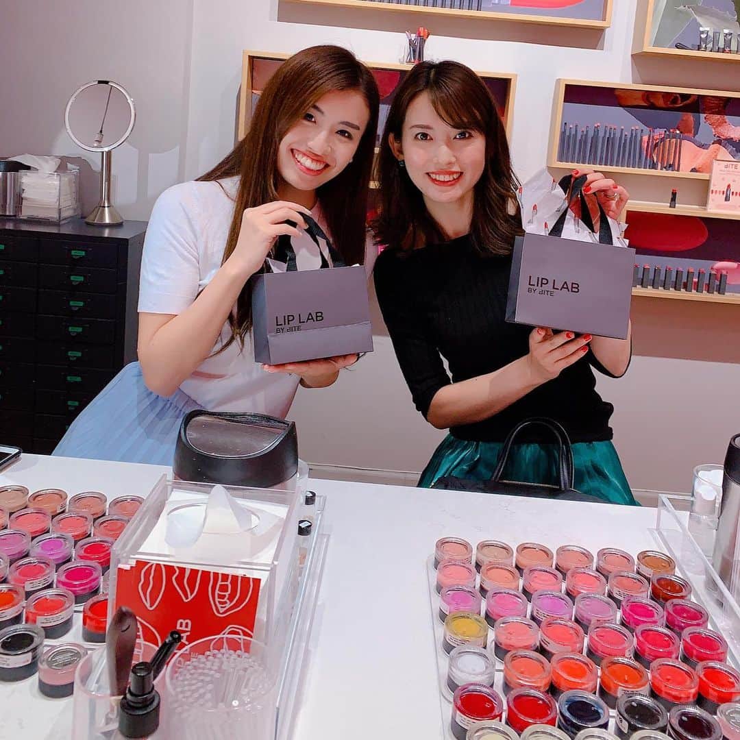 早川茉希さんのインスタグラム写真 - (早川茉希Instagram)「💄💋 シカゴで知り合ったさきちゃんと 先日、初NYデート👯‍♀️🌟 ・ リップコレクターだと聞いていたので 口紅が作れるLIP LABを予約してみたら めちゃくちゃ楽しかった❣️💄 ・ 質感（クリーミー、シアーなど） カラー（ニュアンスを伝えて作ってくれる） 香り（10種類くらいあった） 刻印する文字or数字を選んで オリジナルのリップが作れます🤗❤️ ・ すごく悩んで何度も塗り直したけど お姉さんが優しかった😂✨ ４種類のカラーを作ってもらい 一番左のcoral系にしました😻 もったいなくてなかなか使えない←  他にも、サラダランチしたり サンプルセール覗いたり 紅茶買ったり ホールフーズでオススメ商品教えてもらったり 楽しかった🥰  Mariano'sからWhole Foodsユーザーになったので 駐在の皆さまオススメ商品あったら 是非教えて頂きたいです🥺✨ ・ #lip @theliplabkw #nyc #ny #soho #liplab #dominiqueanselbakery #harneyandsons #teashop #bychloenyc #ニューヨーク旅行 #ニューヨーク生活 #アメリカ暮らし #soho楽しい #気になるお店が無限に出てくる #さすがny #🗽」9月14日 10時35分 - maki_hayakawa