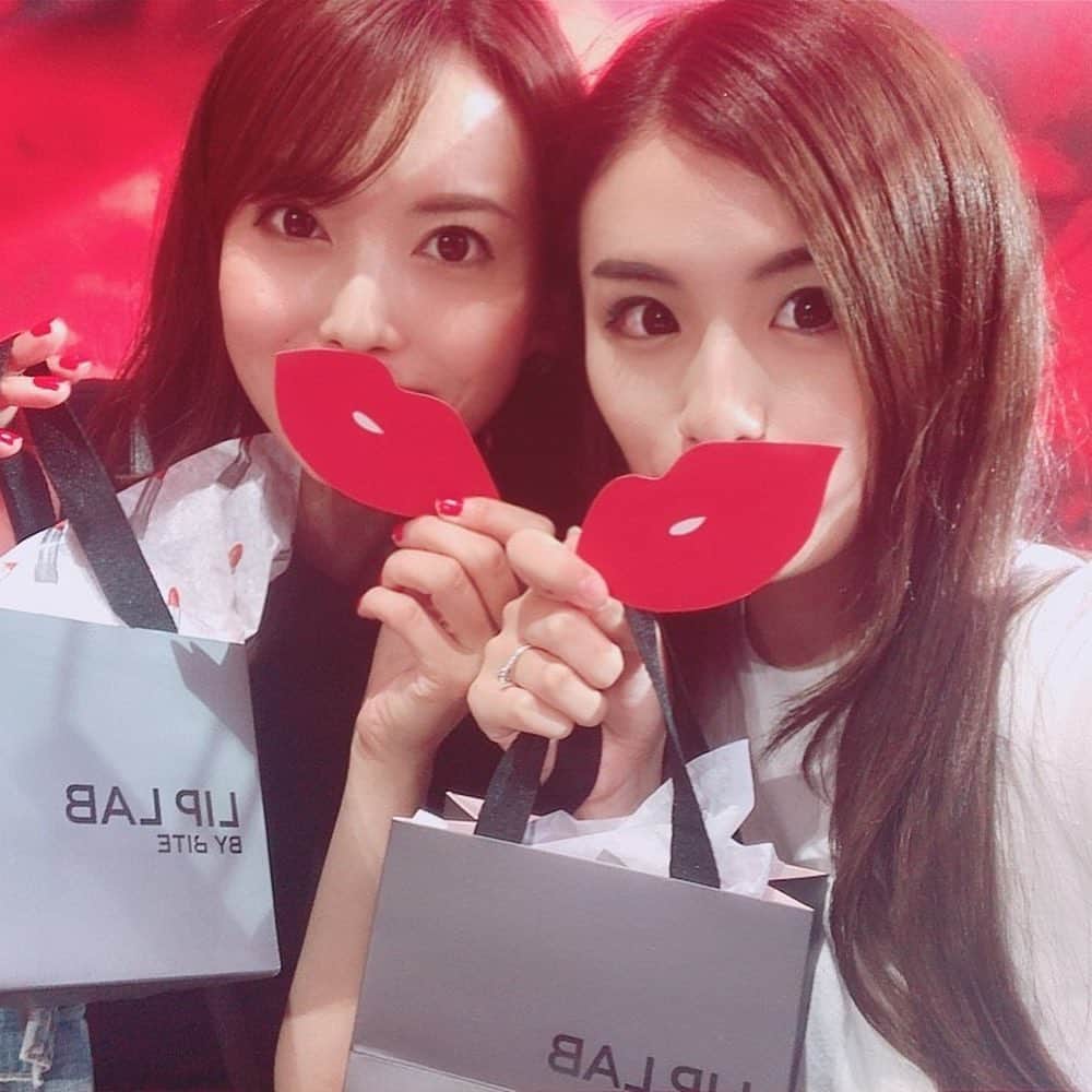 早川茉希さんのインスタグラム写真 - (早川茉希Instagram)「💄💋 シカゴで知り合ったさきちゃんと 先日、初NYデート👯‍♀️🌟 ・ リップコレクターだと聞いていたので 口紅が作れるLIP LABを予約してみたら めちゃくちゃ楽しかった❣️💄 ・ 質感（クリーミー、シアーなど） カラー（ニュアンスを伝えて作ってくれる） 香り（10種類くらいあった） 刻印する文字or数字を選んで オリジナルのリップが作れます🤗❤️ ・ すごく悩んで何度も塗り直したけど お姉さんが優しかった😂✨ ４種類のカラーを作ってもらい 一番左のcoral系にしました😻 もったいなくてなかなか使えない←  他にも、サラダランチしたり サンプルセール覗いたり 紅茶買ったり ホールフーズでオススメ商品教えてもらったり 楽しかった🥰  Mariano'sからWhole Foodsユーザーになったので 駐在の皆さまオススメ商品あったら 是非教えて頂きたいです🥺✨ ・ #lip @theliplabkw #nyc #ny #soho #liplab #dominiqueanselbakery #harneyandsons #teashop #bychloenyc #ニューヨーク旅行 #ニューヨーク生活 #アメリカ暮らし #soho楽しい #気になるお店が無限に出てくる #さすがny #🗽」9月14日 10時35分 - maki_hayakawa