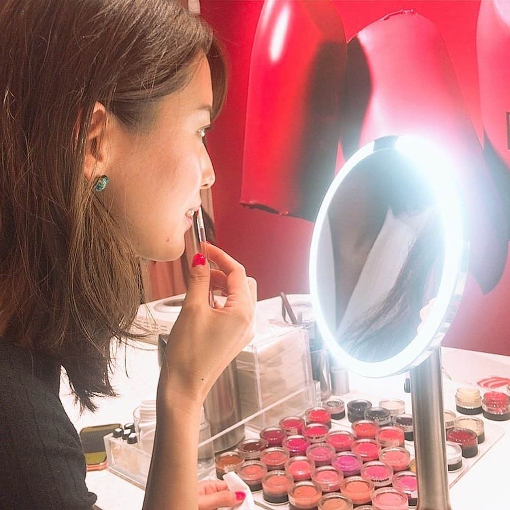 早川茉希さんのインスタグラム写真 - (早川茉希Instagram)「💄💋 シカゴで知り合ったさきちゃんと 先日、初NYデート👯‍♀️🌟 ・ リップコレクターだと聞いていたので 口紅が作れるLIP LABを予約してみたら めちゃくちゃ楽しかった❣️💄 ・ 質感（クリーミー、シアーなど） カラー（ニュアンスを伝えて作ってくれる） 香り（10種類くらいあった） 刻印する文字or数字を選んで オリジナルのリップが作れます🤗❤️ ・ すごく悩んで何度も塗り直したけど お姉さんが優しかった😂✨ ４種類のカラーを作ってもらい 一番左のcoral系にしました😻 もったいなくてなかなか使えない←  他にも、サラダランチしたり サンプルセール覗いたり 紅茶買ったり ホールフーズでオススメ商品教えてもらったり 楽しかった🥰  Mariano'sからWhole Foodsユーザーになったので 駐在の皆さまオススメ商品あったら 是非教えて頂きたいです🥺✨ ・ #lip @theliplabkw #nyc #ny #soho #liplab #dominiqueanselbakery #harneyandsons #teashop #bychloenyc #ニューヨーク旅行 #ニューヨーク生活 #アメリカ暮らし #soho楽しい #気になるお店が無限に出てくる #さすがny #🗽」9月14日 10時35分 - maki_hayakawa