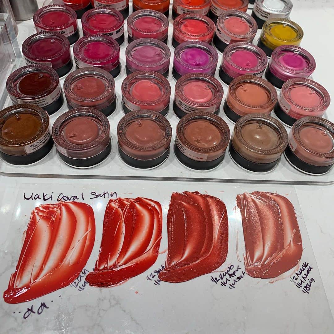 早川茉希さんのインスタグラム写真 - (早川茉希Instagram)「💄💋 シカゴで知り合ったさきちゃんと 先日、初NYデート👯‍♀️🌟 ・ リップコレクターだと聞いていたので 口紅が作れるLIP LABを予約してみたら めちゃくちゃ楽しかった❣️💄 ・ 質感（クリーミー、シアーなど） カラー（ニュアンスを伝えて作ってくれる） 香り（10種類くらいあった） 刻印する文字or数字を選んで オリジナルのリップが作れます🤗❤️ ・ すごく悩んで何度も塗り直したけど お姉さんが優しかった😂✨ ４種類のカラーを作ってもらい 一番左のcoral系にしました😻 もったいなくてなかなか使えない←  他にも、サラダランチしたり サンプルセール覗いたり 紅茶買ったり ホールフーズでオススメ商品教えてもらったり 楽しかった🥰  Mariano'sからWhole Foodsユーザーになったので 駐在の皆さまオススメ商品あったら 是非教えて頂きたいです🥺✨ ・ #lip @theliplabkw #nyc #ny #soho #liplab #dominiqueanselbakery #harneyandsons #teashop #bychloenyc #ニューヨーク旅行 #ニューヨーク生活 #アメリカ暮らし #soho楽しい #気になるお店が無限に出てくる #さすがny #🗽」9月14日 10時35分 - maki_hayakawa