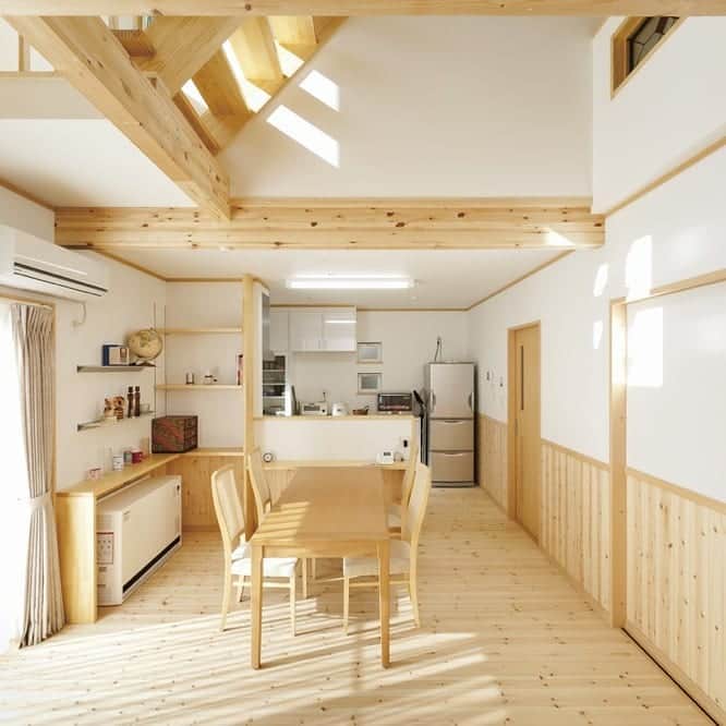 ソーラースマートグリッドホームさんのインスタグラム写真 - (ソーラースマートグリッドホームInstagram)「自然素材をたっぷり感じる無垢の家。  １階リビング上部には、大きな吹き抜けと空中に浮いているかのような造作階段が姿を見せます。  家具にもこだわり抜いた無垢材を使用しています。  神奈川・東京にて無垢材たっぷりの自然素材住宅を検討している方は、是非三陽工務店にご相談ください。  断熱性能がZEHを超えるHEAT２０レベルの三陽工務店では、大きな吹き抜けを作ることにより、家中を快適に保ちます。  また、独自の壁体内通気工法により壁の中を健康な状態に保ちます！  その他の実例は、 @sanyoukoumuten をご確認ください。  #三陽工務店 #パッシブハウス #新築 #注文住宅 #外観 #内観 #自然素材 #無垢フローリング #zeh #heat20 #勾配天井 #吹き抜けリビング #家事動線 #建築家 #家 #神奈川  #myhome #instahouse #横浜 #相模原 #マイホーム #子供部屋  #apw330 #健康住宅 #Panasonic #パナソニック #heat20g3」9月14日 10時45分 - sanyoukoumuten
