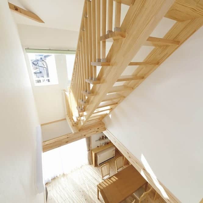 ソーラースマートグリッドホームさんのインスタグラム写真 - (ソーラースマートグリッドホームInstagram)「自然素材をたっぷり感じる無垢の家。  １階リビング上部には、大きな吹き抜けと空中に浮いているかのような造作階段が姿を見せます。  家具にもこだわり抜いた無垢材を使用しています。  神奈川・東京にて無垢材たっぷりの自然素材住宅を検討している方は、是非三陽工務店にご相談ください。  断熱性能がZEHを超えるHEAT２０レベルの三陽工務店では、大きな吹き抜けを作ることにより、家中を快適に保ちます。  また、独自の壁体内通気工法により壁の中を健康な状態に保ちます！  その他の実例は、 @sanyoukoumuten をご確認ください。  #三陽工務店 #パッシブハウス #新築 #注文住宅 #外観 #内観 #自然素材 #無垢フローリング #zeh #heat20 #勾配天井 #吹き抜けリビング #家事動線 #建築家 #家 #神奈川  #myhome #instahouse #横浜 #相模原 #マイホーム #子供部屋  #apw330 #健康住宅 #Panasonic #パナソニック #heat20g3」9月14日 10時45分 - sanyoukoumuten