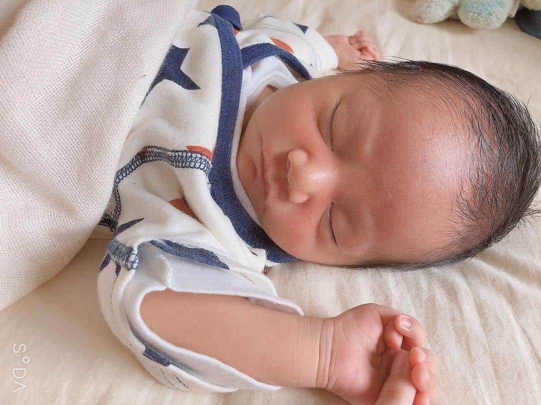 橋田昌実のインスタグラム：「9月3日に産まれたよ❤︎﻿ ﻿ ﻿ ﻿ 綾人 (あやと) です👶🏻﻿ ﻿ 新生児のかわいさったらもうっなんとも言えない🥺❤︎﻿ ﻿ 入院してから4時間半で産まれて来てくれたから思ってたより早く会えてよかった😂❤︎﻿ ﻿ とうまの時は入院して1日半w﻿ ﻿ ﻿ ﻿ ﻿ そして毎日二人のお兄ちゃんからチューの嵐👦🏻👦🏻💋w﻿ ﻿ 愛おしそうに名前呼んだり﻿ ずっと隣でよしよししたり﻿ 歌って聞かせたり手遊びしたり﻿ 着替えのお手伝いしてくれたりして、﻿ あ〜ほんとうれしいなあ🥺❤︎﻿ ﻿ ﻿ ﻿ 3人育児、どうなるやら全然想像もつかんけど🤣﻿ ゆる〜くがんばるぞ👩🏻❤︎﻿ ﻿ ﻿ ﻿ ﻿ ﻿ ﻿ #3兄弟」