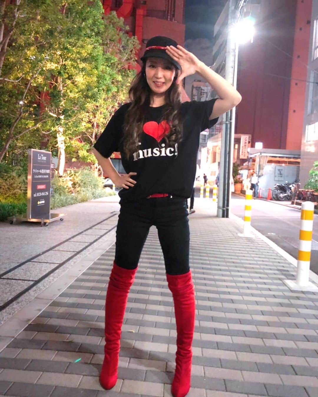 のインスタグラム：「ラスコスの衣装展示があるって知って、急いで赤ニーハイ買った👢❤️ ゆっくりじっくりは見れなかったけど、無事に拝めてよかった😌✨ さて、沖縄飛びます✈️🌺 ・ #安室奈美恵 #安室ちゃん #namieamuro #アムコス #アムラー #アム活 #abematv #amuromix #udagawabase #のはなみえ」