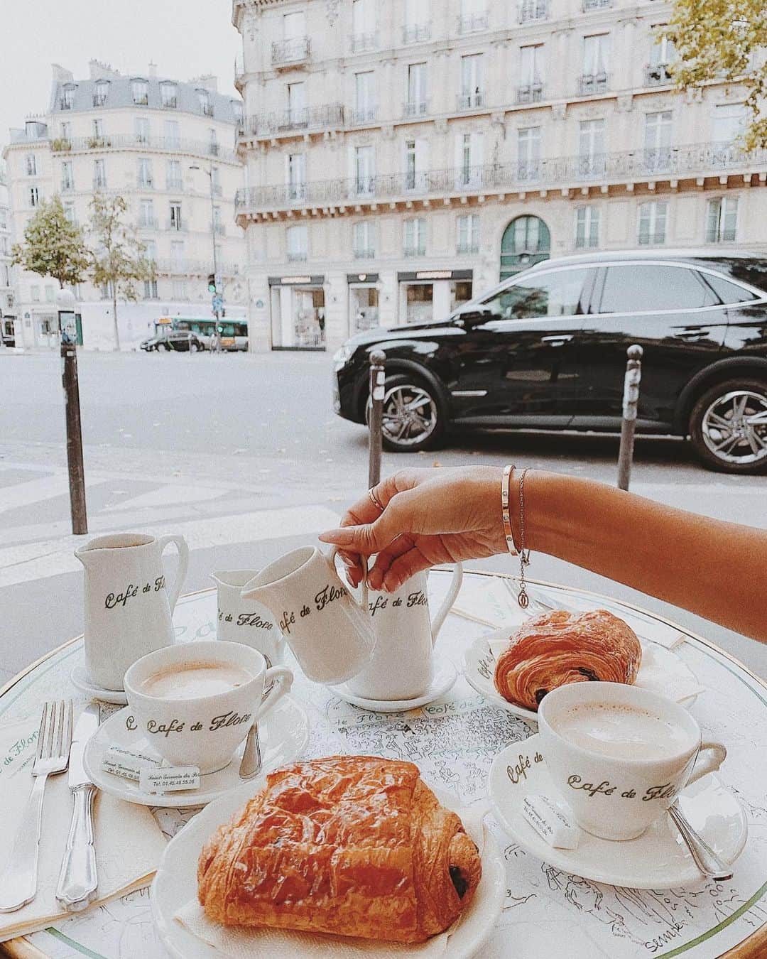 須田朱音さんのインスタグラム写真 - (須田朱音Instagram)「🥐 . ParisといったらCafe文化☕️ . 撮影の合間にチョコクロワッサン食べて パワーチャージ🍫 . しっとりふんわりで甘すぎなくて、 何個も食べれちゃうやつ♡ . #cafedeflore #paris #chocolatecroissant #cafe」9月14日 11時10分 - akane_godo