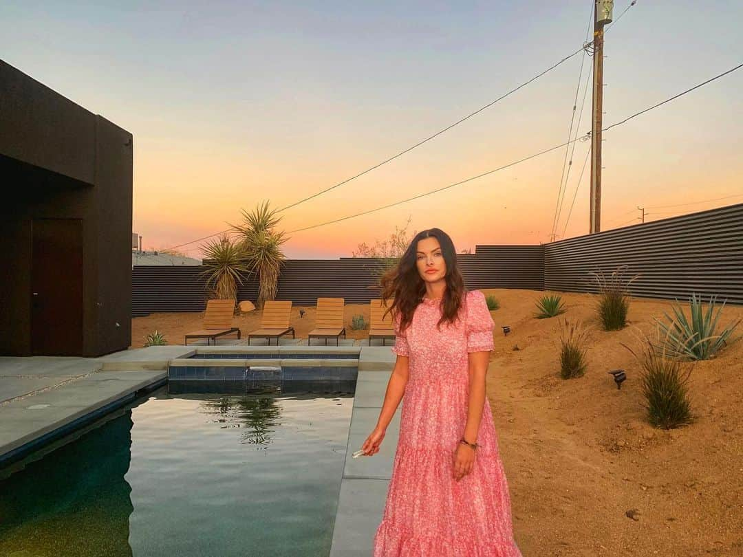 ケリー・オックスフォードさんのインスタグラム写真 - (ケリー・オックスフォードInstagram)「Brought my crystals and provisions to Joshua Tree to face this full moon, Friday the 13th, head on. I don’t shit around. 🍄🌵👽🐍🔮✨ (so far I’ve just watched Spirit: Stallion of the Cimarron. Bryan Adams has the voice of an angel)」9月14日 11時11分 - kellyoxford