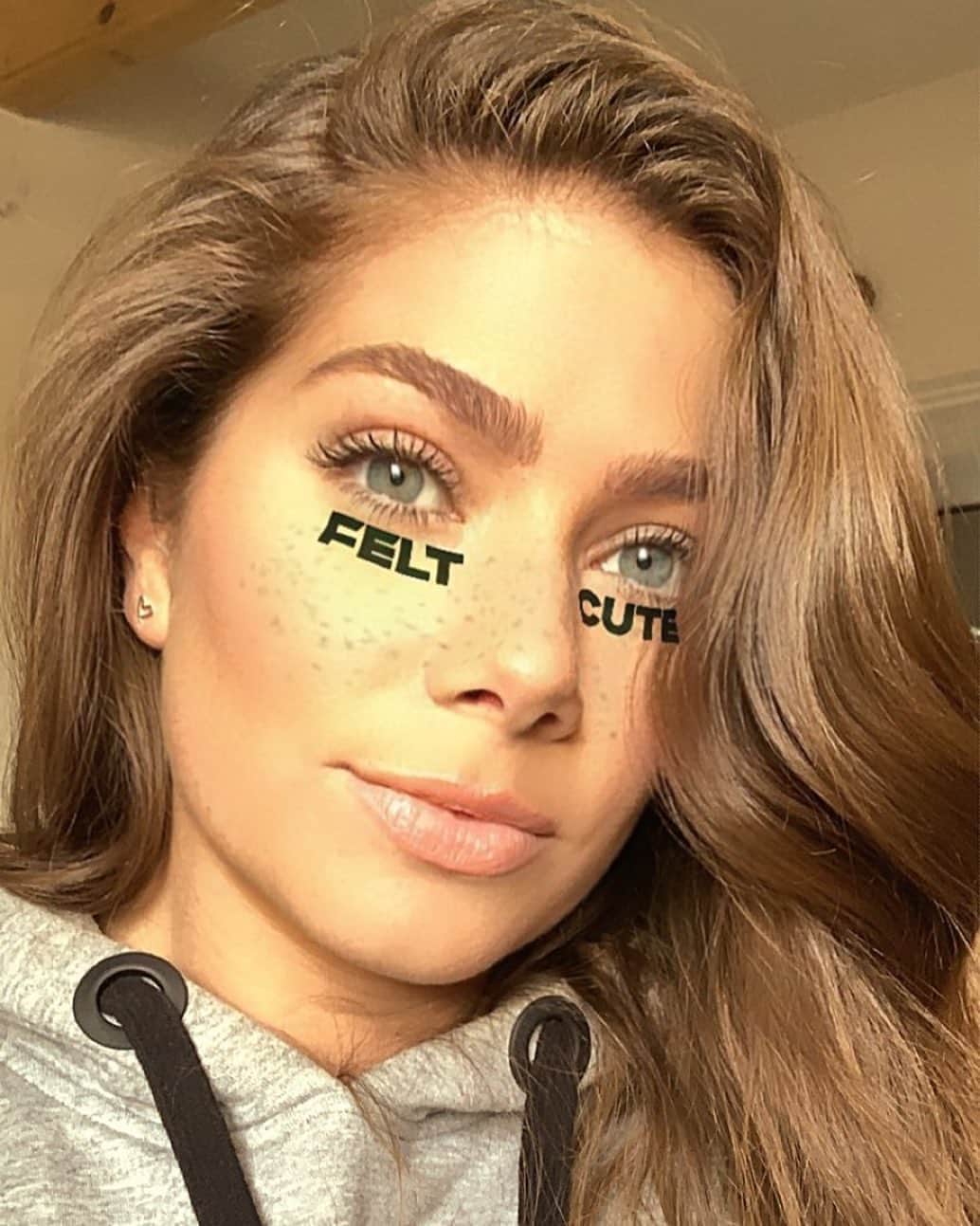 ニッキー・サンダーソンのインスタグラム：「Super proud of my friends @xbhendo @xjhendo & @ellisloftus at @watercreative for designing their own insta filter!! Check it out now! 💜 “Felt cute, might delete later” 💜  #instafilter #friends #feltcute #feltcutemightdeletelater #filter #selfie #pose #greeneyes #auburnhair」