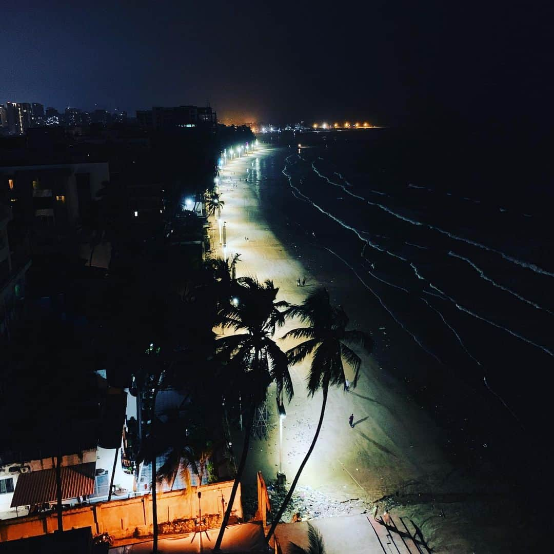 ジェニーパッカムさんのインスタグラム写真 - (ジェニーパッカムInstagram)「Friday night at Soho House - Mumbai, looking out over the beach and the sea. Took a while to get here from Mumbai centre- through markets-festivals-goats-but worth the trek and experience for a bit of sartorial style and a Mumbai Moscow Mule X JP #sohohousemumbai #mumbai」9月14日 2時38分 - jennypackham