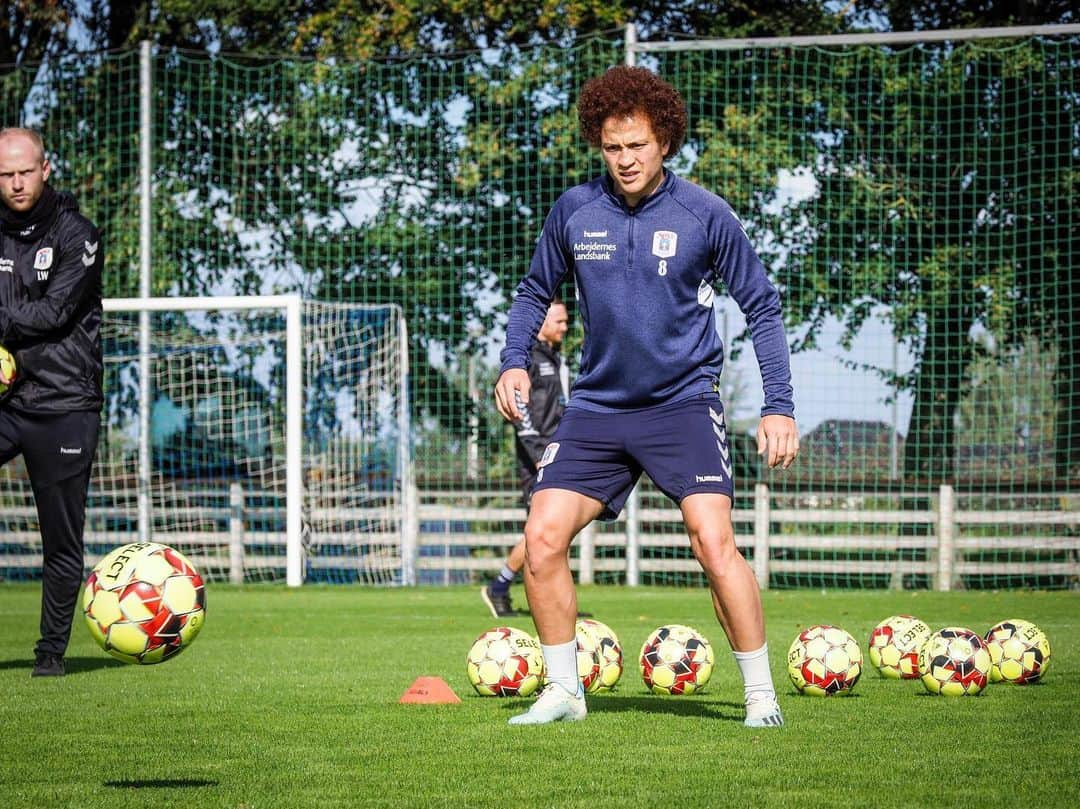 ムスタファ・アミニさんのインスタグラム写真 - (ムスタファ・アミニInstagram)「Great to be back looking forward to Sunday’s game ⚽️🏟😀👊 #aarhus #superliga #ksdh #fans #football #team」9月14日 2時51分 - mustafaamini