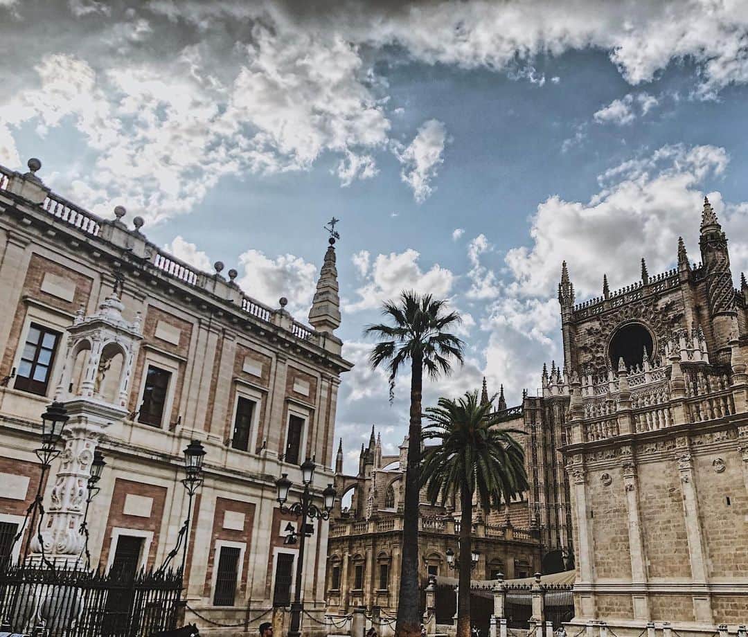カロリーヌ・ド・メグレのインスタグラム：「Sevilla 🇪🇸💥 Plaza Del Triunfo」