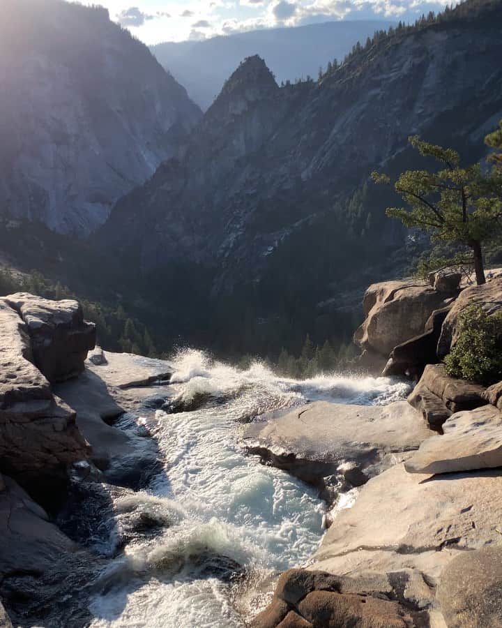 クリス・バーカードのインスタグラム：「Just got back from a few much needed days in the wilderness backpacking with my Dad, Brother & a few close friends. A needed reset in our hectic & daily life where we solved all the worlds problems around the campfire & told no one.. 😂 I’m sure many of you can relate. Grateful for that time.. these days it feels more and more important to make time for those you love in places you feel inspired by. .  Here’s a random iPhone video along the way. More to come in my stories.」