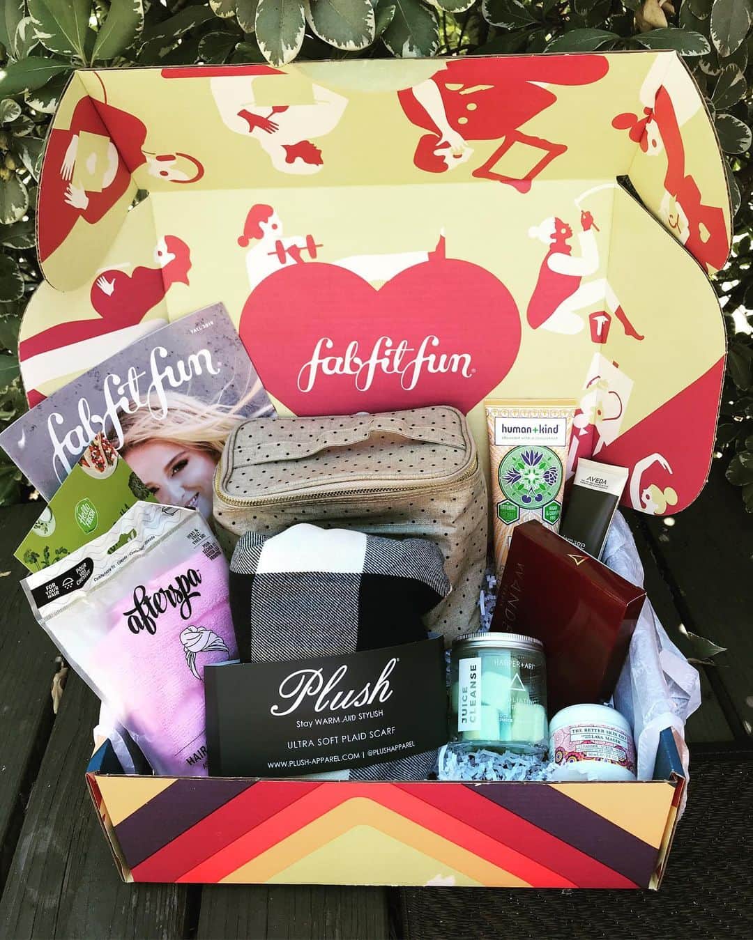 リンジー・フォンセカさんのインスタグラム写真 - (リンジー・フォンセカInstagram)「My Fall Box is here! 🍂#fabfitfunpartner 🍂I love my personalized subscription box full of all things that comfort and pamper. (Living In this scarf forever.) Plus FFF partners with charities each season and female founded companies! Coupon code: LYNDSY for $10 off your first box. #womensupportingwomen #selfcare #fabfitfun @fabfitfun www.fabfitfun.com TAG a friend who needs this box!」9月14日 3時05分 - lyndsyfonseca