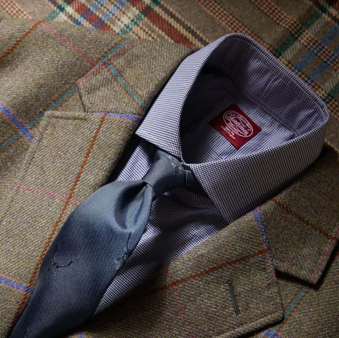 のインスタグラム：「We're well into the sporting season, and for those of us with a packed calendar, finding time to finesse our shooting tweeds often comes as a last thought. Don't fret, the addition of a new tie to your much loved tweeds will rejuvenate any outfit, ensuring you look your best from the back of the gun bus through to the clubhouse.  #HuntsmanSavileRow #HuntsmanTies #Huntsman100」