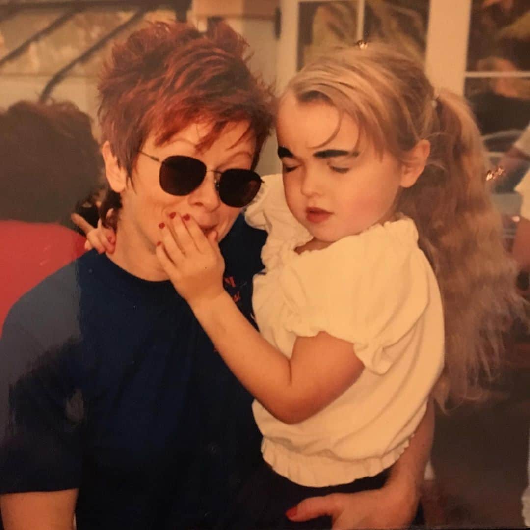 フランチェスカのインスタグラム：「The only person appreciating the full brow look in the 90s was me...also mom I need those glasses.」