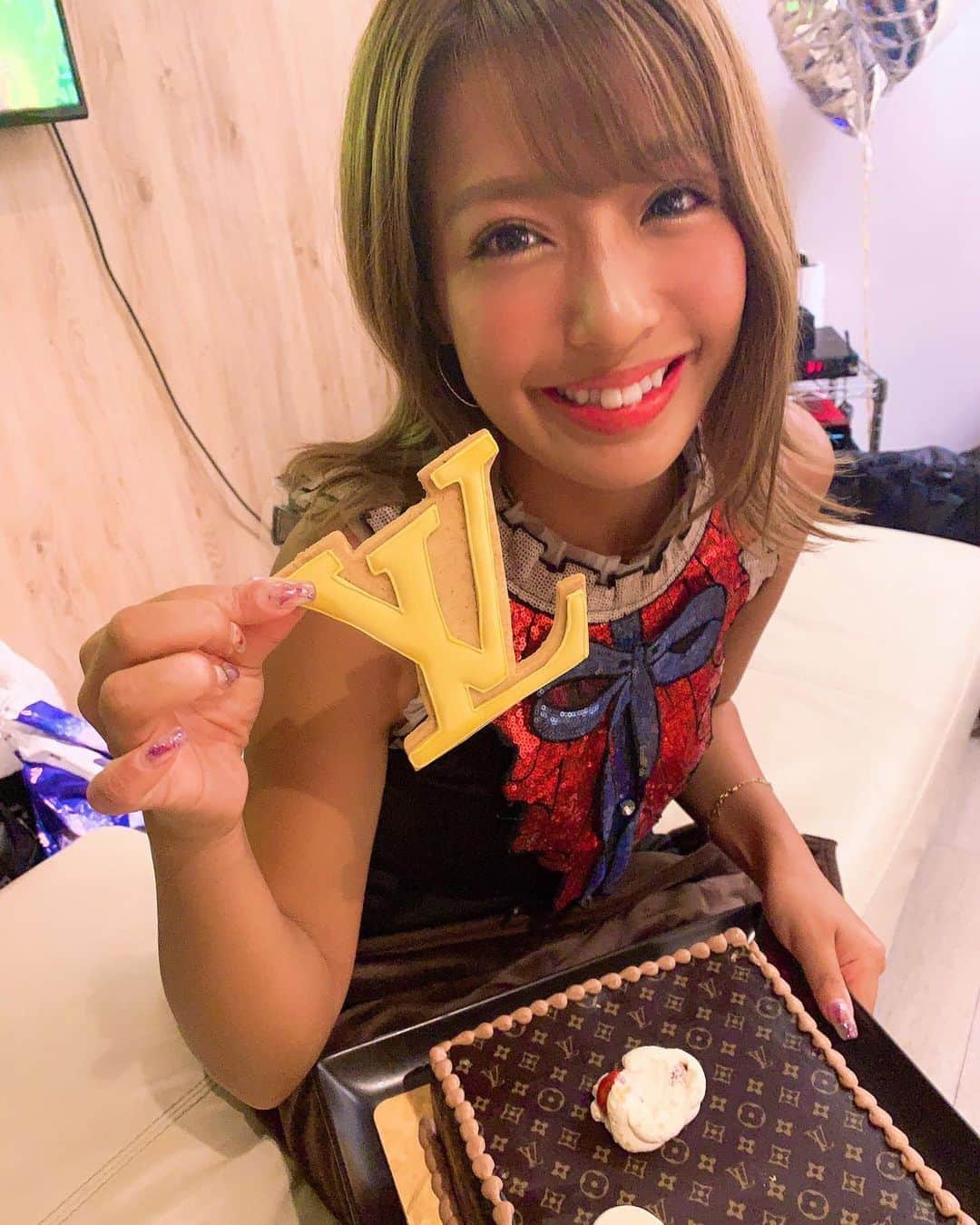 橋本梨菜さんのインスタグラム写真 - (橋本梨菜Instagram)「お誕生日ケーキ めっちゃ可愛いのをファンの皆様から いただきましたー！🎉✨ かわいすぎるぅ🥺❤️❤️❤️❤️ #louisvuitton  #バースデーケーキ」9月14日 3時15分 - hashimoto_rina_