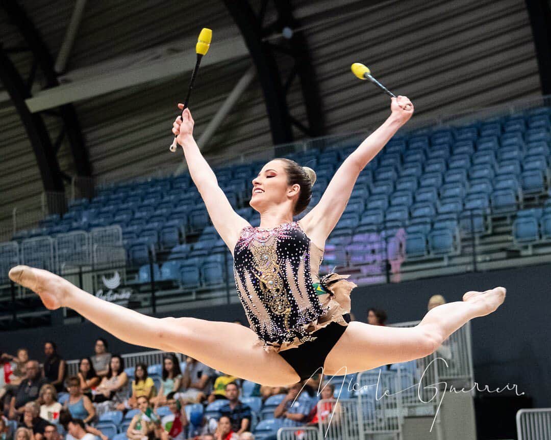 ナターリア・ガウジオのインスタグラム：「Contagem regressiva para começar o campeonato Mundial aqui em Baku!! Quem mais aí tá super ansioso para acompanhar tudo?? Faltam apenas 2 dias... 🙏🏼😍✨🇧🇷💪🏼🤸🏼‍♀️🇦🇿❤️ #2daystogo #worldchampionship #baku2019 #azerbaijan #focus #faith #rhythmicgymnastics #love #jump #flexibility #clubs #gymnast #rgwchbaku2019 #cbg #timebrasil #caixaesportes」