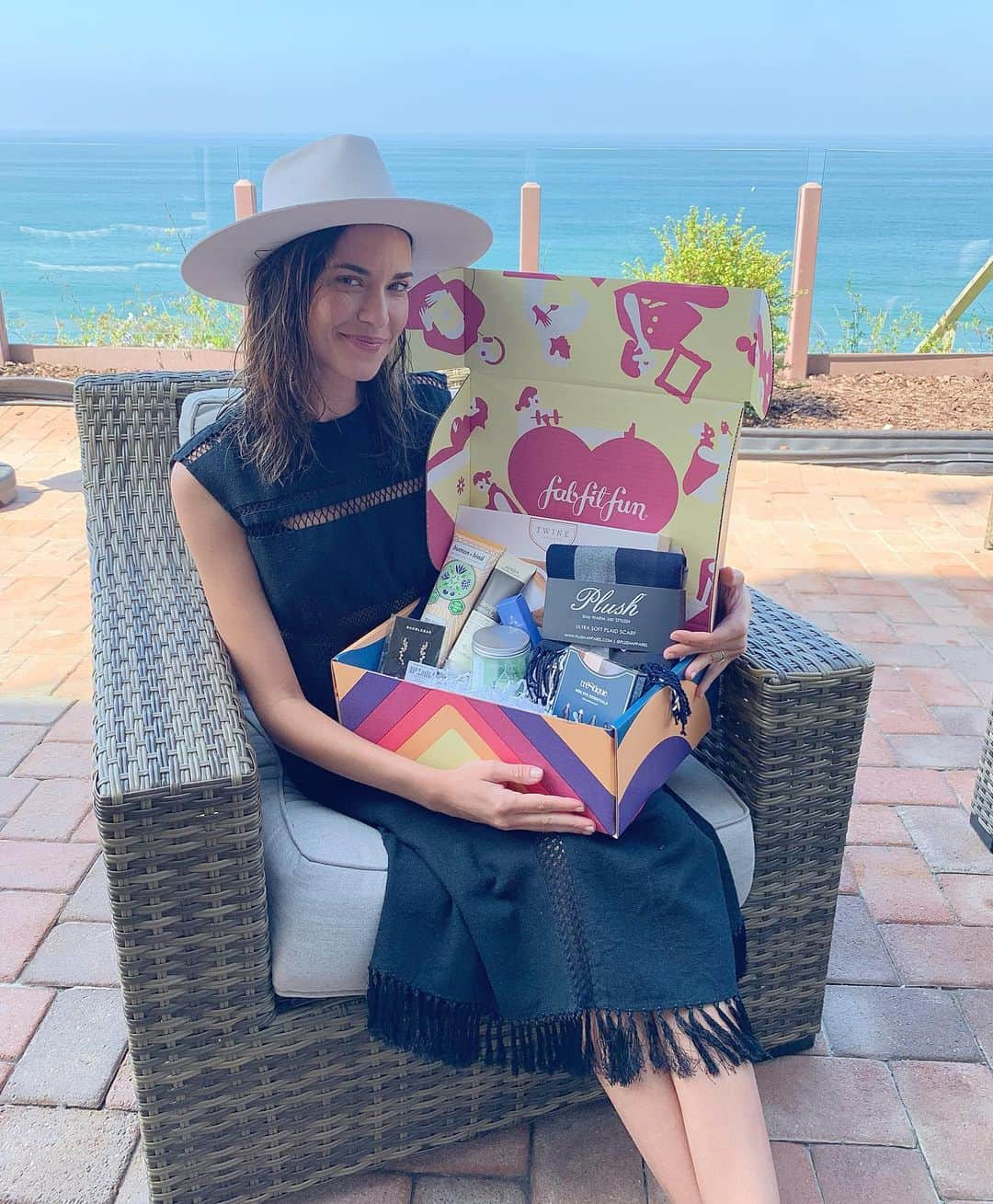 オデット・アナブルさんのインスタグラム写真 - (オデット・アナブルInstagram)「This fall @fabfitfun box is 🔥! As a #fabfitfun partner, I’m particularly proud of this box. It supports @cityofhope and the products are some of my favorites. Head over to www.fabfitfun.com and enter code “Odette10” to get $10 off your first box! ✌🏼」9月14日 3時56分 - odetteannable