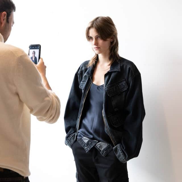 ハドソンのインスタグラム：「Behind the scenes at the fitting for our fall 2019 campaign, styled by @tom_van_dorpe. #HudsonJeans」