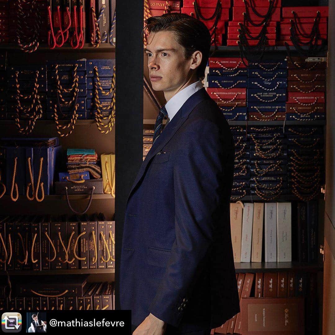ギーブス&ホークスのインスタグラム：「Repost from @mathiaslefevre Picking the right cloth for your suit is an essential part of the made-to-measure appointment. ⁣ ⁣ It definitely pays off doing some research on which kind of suit you are after before turning up at your appointment. Instagram and Pinterest can be good sources of inspiration for this. ⁣ ⁣ I decided that I wanted two suits for the summer’s many garden parties and sport events. I wanted two beautiful three-piece suits that would work well on their own and together as separates to mix and match. For the first suit I decided on a heavy Irish linen in an elegant cream. For the second, I went with a brown linen with a Prince of Wales check.⁣ ⁣ - Read my full review & guide→ 𝐋𝐢𝐧𝐤 𝐢𝐧 𝐛𝐢𝐨 ⁣⁣ ⁣⁣ Photography by @nicktydeman」