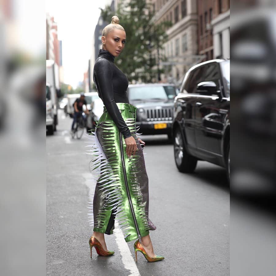 ベロニカ・ベガのインスタグラム：「I wish pants were always an option. That’s always my first choice. I live for a nice pant.  Stylist: @demidorsey  Photo: @abrithephotographer Pant: @jin.yentse.k Shoe: @louboutinworld」