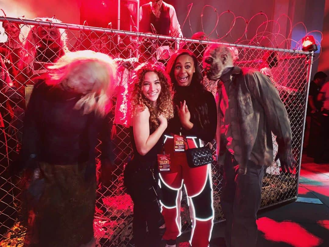 Nia Sioux Frazierさんのインスタグラム写真 - (Nia Sioux FrazierInstagram)「Sums up last night 🤣😂😱#universalhhn」9月14日 4時20分 - niasioux