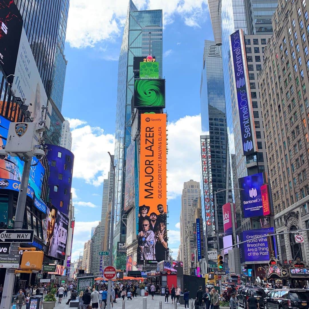 メジャー・レーザーのインスタグラム：「ambushing tourists with our faces, thank you @spotify」