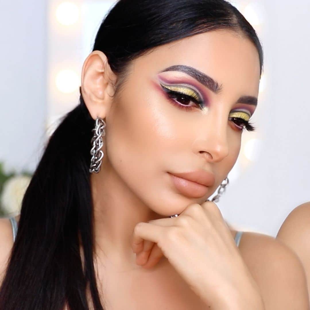 sananasのインスタグラム：「NEW VIDEO BABES 😝J’ai commandé la totale pour tester de A à Z la marque @Uomabeauty 🧐 On en entend pas encore énormément parler mais ça va arriver je le sens ... Du coup je vous dis ce qu’il y a de bien et de moins bien ! Le lien est dans la bio 😉 Qui connaît cette marque aux 51 teintes de fond de teint ? . #CrashTest #Uoma #Makeup #Cutcrease」
