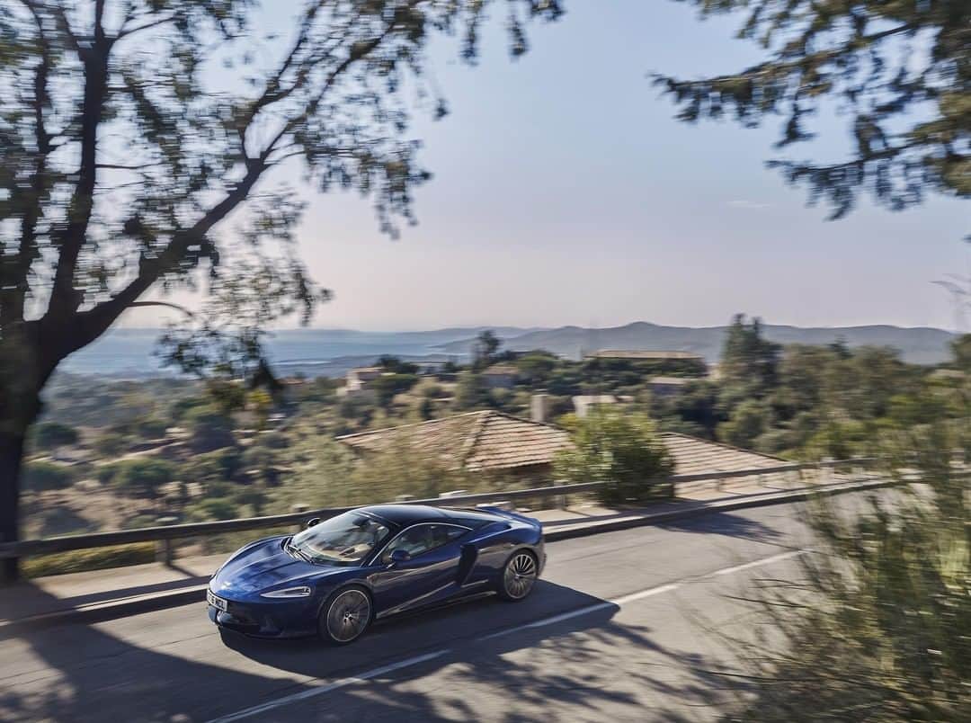 McLaren Automotiveさんのインスタグラム写真 - (McLaren AutomotiveInstagram)「Provence and the Côte d'Azur are made for explorers. We’re cruising the clifftops in the #NewMcLarenGT soaking in the stunning landscape.」9月14日 4時33分 - mclarenauto