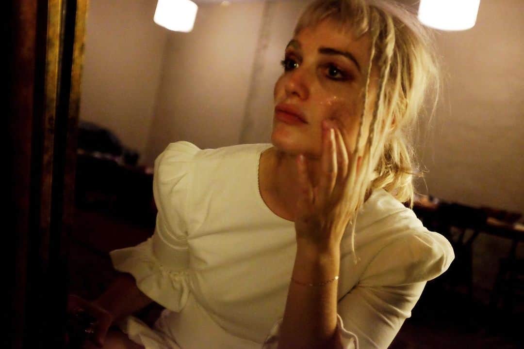 ファイン・フレンジーのインスタグラム：「it’s the last show of the US moon tour tonight on a full moon 🌕 it’s also @petepeterpedro ‘s bday ✨✨✨ please flood him with well-wishes!! feeling all the feelings- the rough and the smooth, the exhaustion and the joy... full of love for the beautiful beings i get to make music and wander the road with. so grateful for all your support on this wild ride. see you tonight, NY friends @roughtradenyc  xxx (📸 @sargold @tourportraits )」