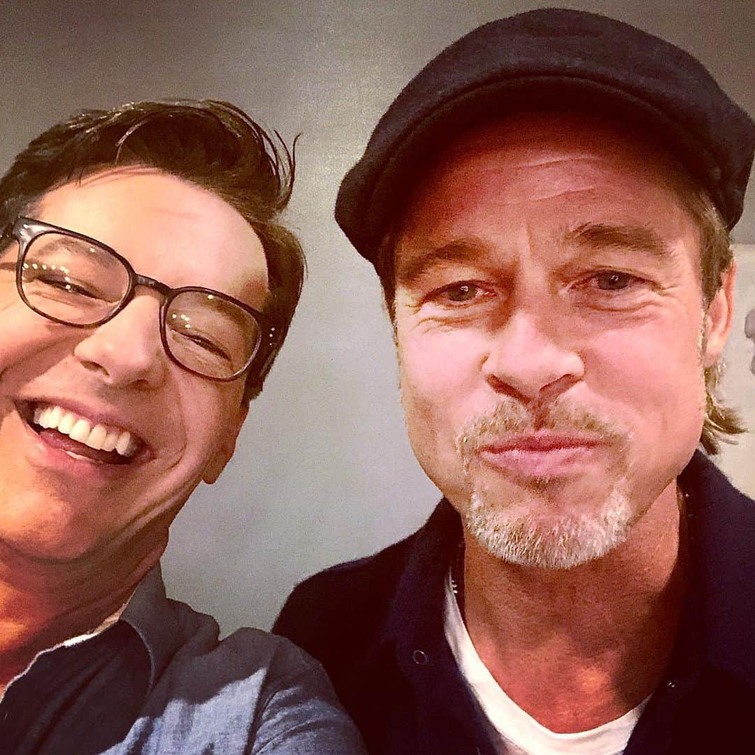 ショーン・ヘイズさんのインスタグラム写真 - (ショーン・ヘイズInstagram)「This is what happened when I said, “Hey, Brad. Let’s take a selfie!” while he had a mouth full of food. He even makes eating food look good. 😃 #BradPitt #EllenDegeneres」9月14日 4時49分 - seanhayes