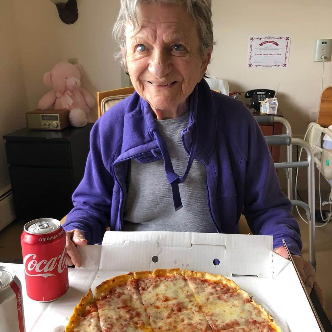 マーリー・マトリンさんのインスタグラム写真 - (マーリー・マトリンInstagram)「Today my@mom mentioned to her loving care companion that she was in the mood to eat pizza so I told Shani to order one! Mom is loving it!!! #libbymatlin #spontaneous #shenormallydoesnoteatpizza #whynot #cantgowrongwithpizza #chicago #dementiaalzheimersucks #2019 💜🍕」9月14日 5時00分 - themarleematlin