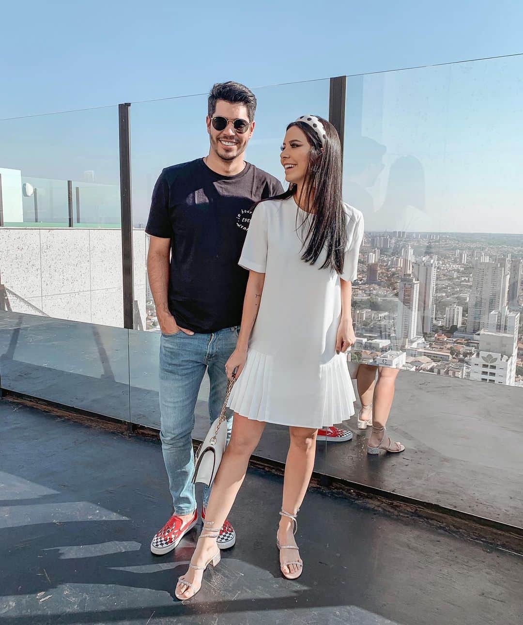 Gabriela Salesのインスタグラム：「Porque a gente trabalha, mas também dá uma turistada kkkk. Esse é o rooftop do “Orion”, o prédio mais alto de Goiânia e do Brasil. Alto horrores chega deu tonteira kkkk. Almoçamos lá no “Gra Bistrô”. Valeu Goiânia, sempre bom estar aqui! Agora partiu casinha 🙏🙏🙏❤️ saudades das minhas crias!」