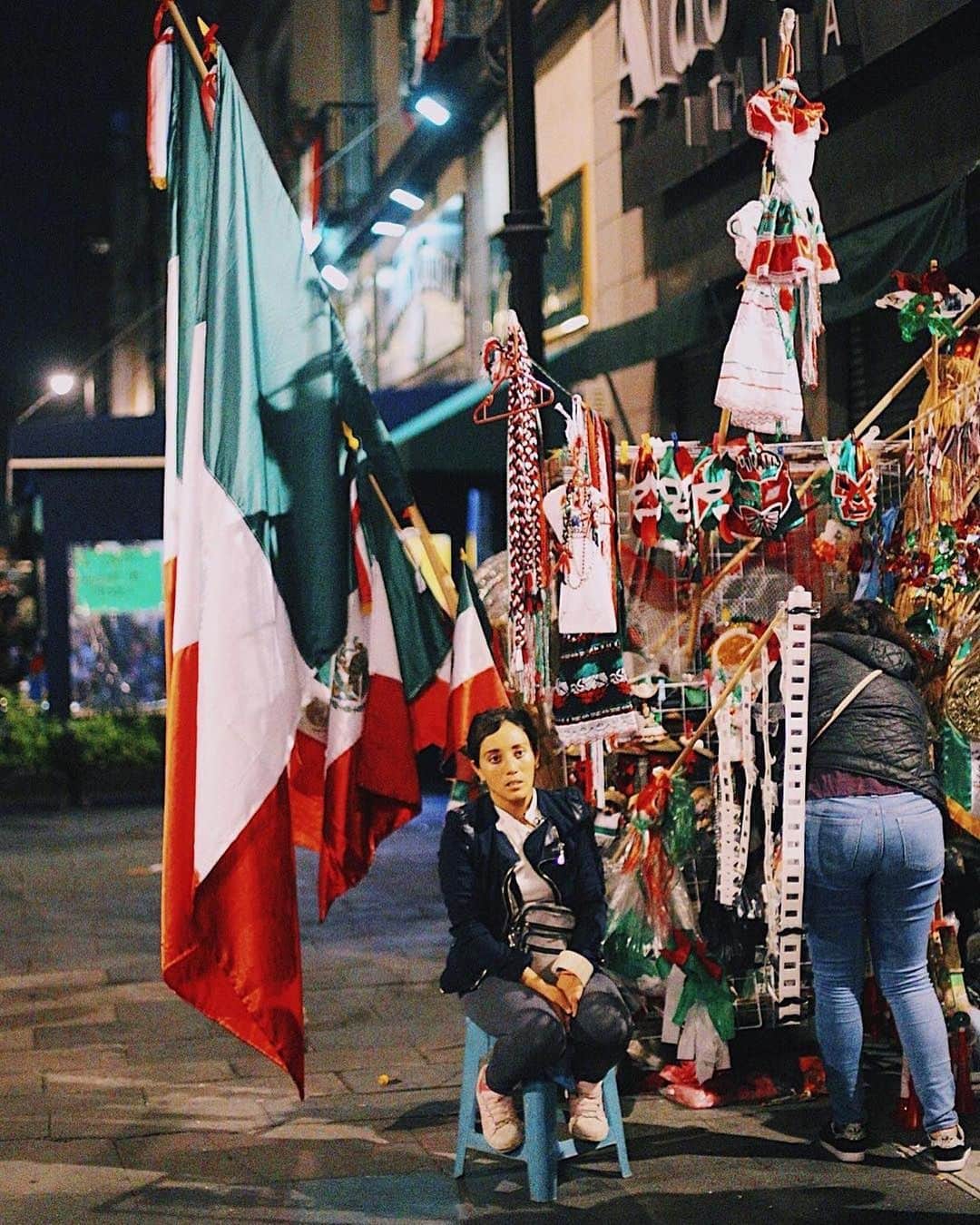 Chad Santosさんのインスタグラム写真 - (Chad SantosInstagram)「メキシコ万歳🇲🇽 📸 #メキシコシティ #メキシコ #メキシコ万歳 #メキシコ人 #家族 #visualambassadors #streetphotography #bokehkillers #vscocam #natgeo #picoftheday #mexicocity #mextagram #paisajedfeño #reportagespotlight #MexInstantes #primerolacomunidad #igers #thephotosociety #igerscdmx #theportraitpr0ject #streetleaks #bestreet #lensculture #burnmagazine #inspirationcultmag #diadelaindependencia #portrait」9月14日 5時34分 - elchadsantos