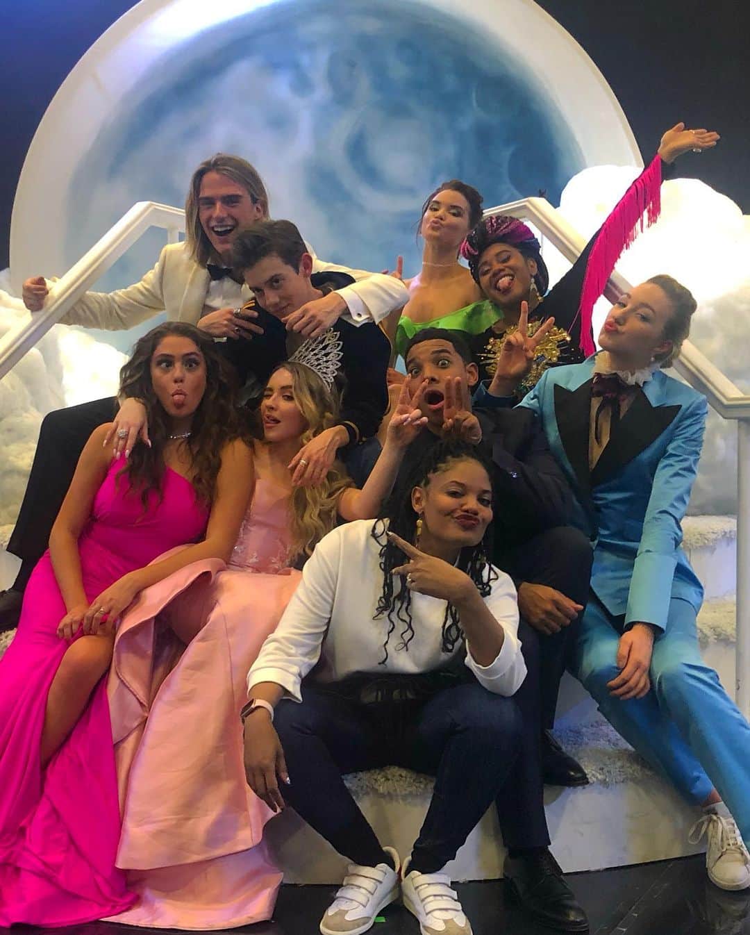 のインスタグラム：「short boy in a movie called tall girl  out now on @netflix 🍿」