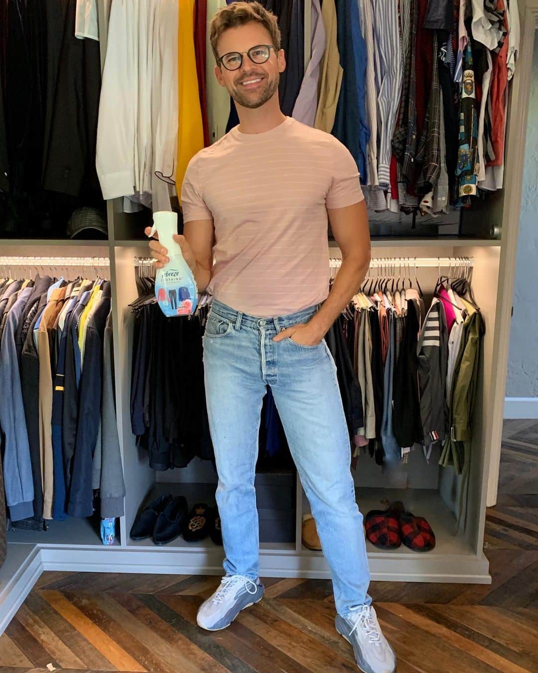 ブラッド・ゴレスキーさんのインスタグラム写真 - (ブラッド・ゴレスキーInstagram)「Anyone else become obsessed with a new fashion find that they want to wear over and over? 🙋🏻‍♂️ I’ve been loving these jeans the last two weeks, and this new Febreze Clothing Odor Eliminator kept it fresh. Less washing, more wearing! #FebrezePartner #ReadyToRewear」9月14日 5時30分 - bradgoreski