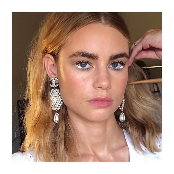 JO BAKERのインスタグラム：「L U C Y • F R Y 🇦🇺 Icy dash liner on #lucyfry for @chanelofficial event last night.  Style @lucywarrenstyle #chanel  Hair @hairbyjohnd  Makeup by me #jobakermakeupartist using @chanel.beauty @welovecoco #welovecoco」