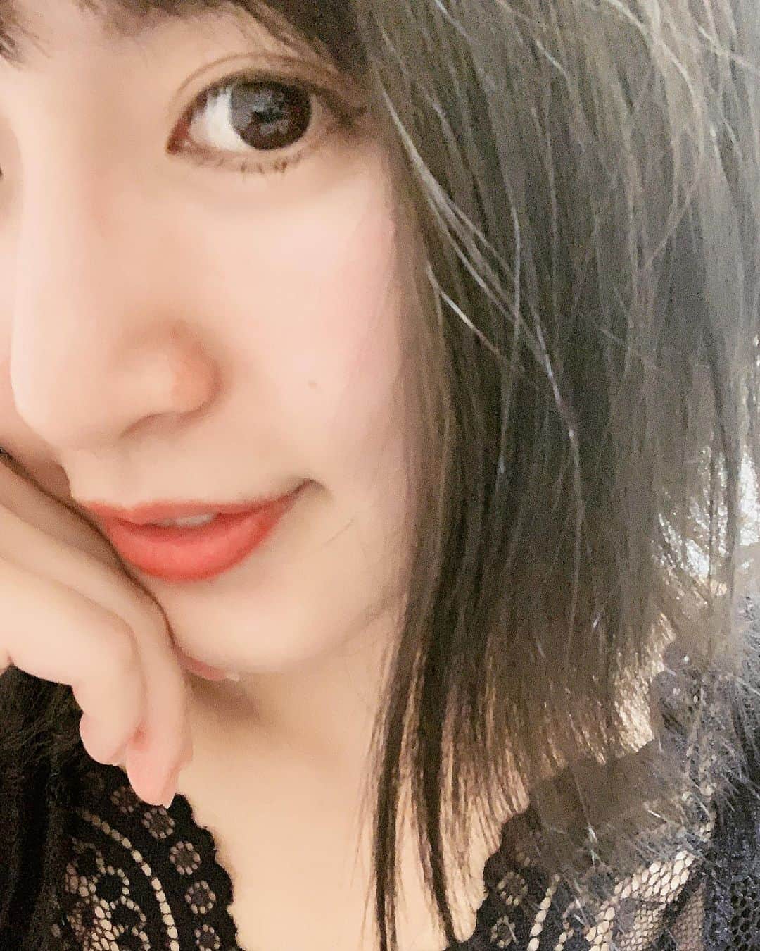 浜田真衣のインスタグラム：「涼しくなったなぁ🎃 少し暗めの落ち着いたカラーに✨  #あきからー🍁 #ぶるーからー #可愛いものが好き #綺麗なものがすき  #すきこと #秋冬カラー  #へあからー #ヘアアレンジ  #オススメしたい #れでぃーす #浜田真衣 #monaカフェ  ーーーーーーーーーーーーーー  宣伝🌸  Line@(ID):@bkj4113l  Twitterアカウント:@nna1317  SHOW ROOM:はまD部屋  MONA🌈:@mona_magazine  劇団MONA:@gekidan_mona  MONA映画: @jodame_movie」