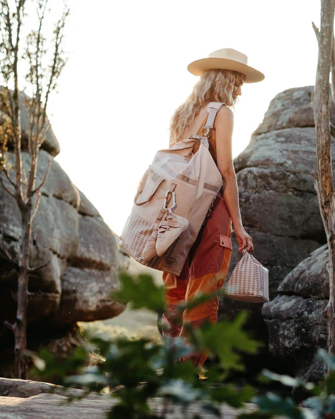 ジェイソン・モモアさんのインスタグラム写真 - (ジェイソン・モモアInstagram)「I teamed up with @soill to make a dry bag, for climbing, surfing, skating, rambling, roaming, jammin, Rock and fuckin Rollin - that I could take anywhere. 45L Dirty Pink The Dirt Bag - Welded seams, gear loops, accessory strap, and laptop sleeve.  3 different ways to carry and 2 different sizes.  Roll it down to keep your content dry, carry it as a tote, or utilize its full capacity.  Built to go everywhere. ROAM @soill @ontheroam #pinkonpink #blackonblack #getwet #getdirty #soill #lookgood Aloha j」9月14日 6時14分 - prideofgypsies