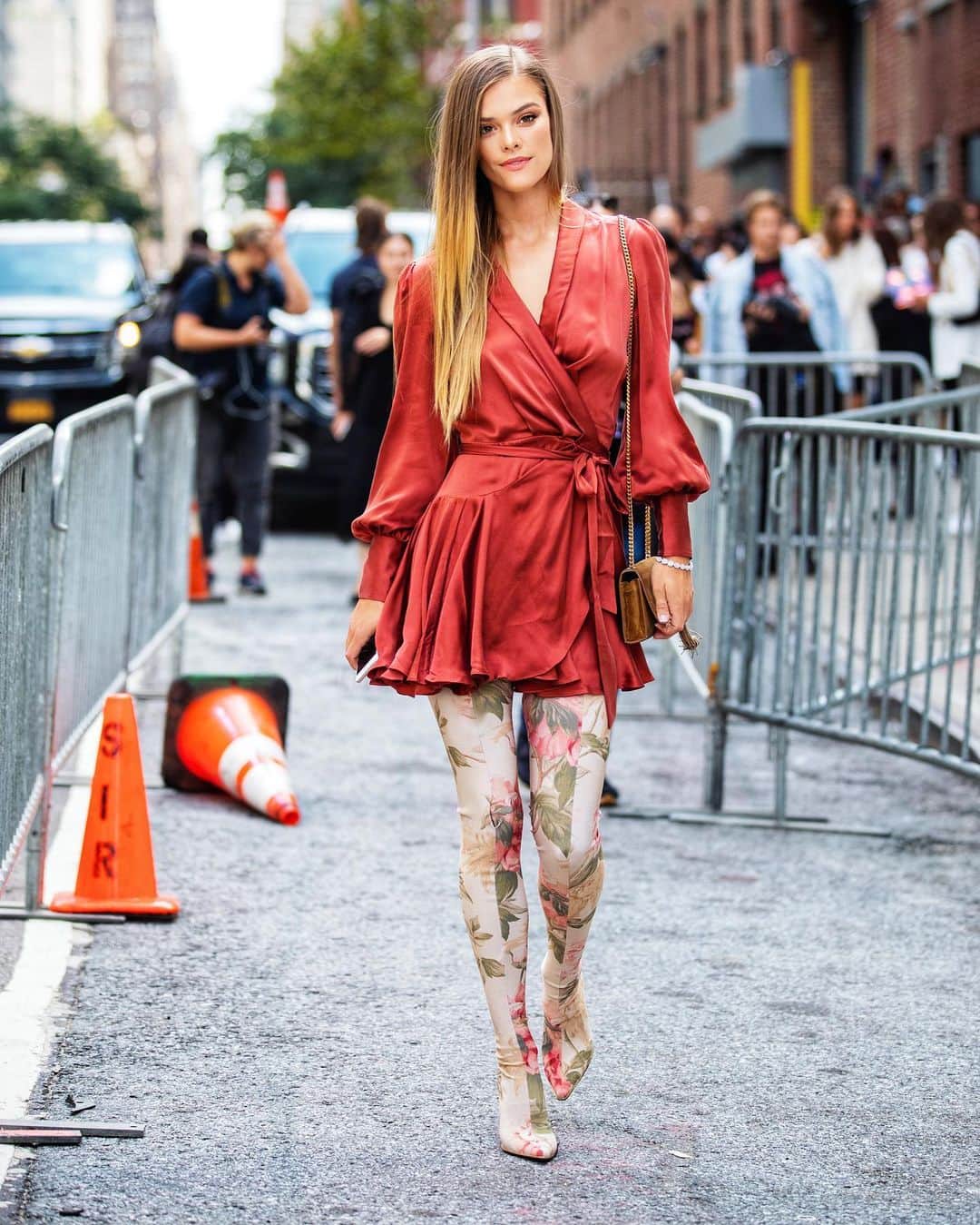 ニーナ・アグダルのインスタグラム：「I thought about picking up the cone behind me but it was windy and I wasnt wearing underwear so.. @zimmermann」