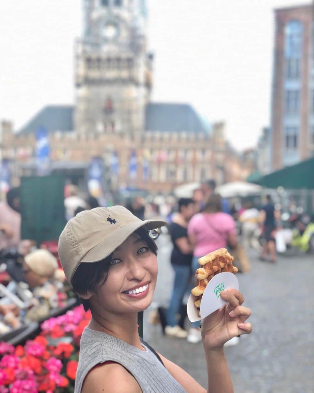 のインスタグラム：「ベルギーと言えばやっぱりベルギーワッフル！🧡ということで本場のワッフルももちろん食べたよ😊☀️カリカリねっちり？した食感で、しっかり焼いてる感じで、日本のふわふわ柔らかい感じと全然違った…！これはクセになる美味しさ😆❤️大広場やら散策できて楽しかったよ★  #ベルギー #ブリュージュ #ヨーロッパ旅行 #ヨーロッパ #一人旅 #女子旅 #旅行好きな人と繋がりたい #België #ブルッヘ」
