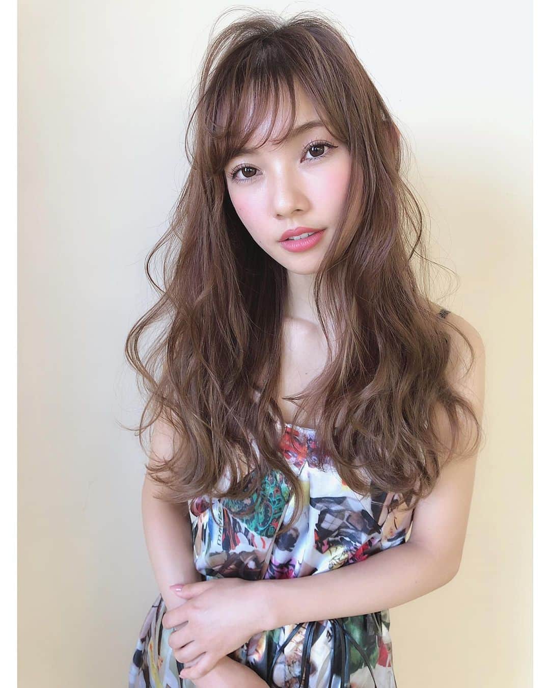 堀井大輔さんのインスタグラム写真 - (堀井大輔Instagram)「・ ・ セミナースタイル ・ 38ミリの波巻き+表面スパイラル ・ 必要最低限の巻きでふわふわなスタイルの作り方 スタイリングの仕方、構図 お伝えしました。 ・ model @matyumae  hair/photo @daisuke_5511 ・ ・ 12月、東京に続いて福岡でも セミナー開催予定🙇‍♂️ 東京、ヘアアレンジ実技セミナー コテ巻き実技セミナー 福岡、コテ巻き実技セミナー 開催予定。 スタジオ、申請通り次第 10月頭に告知していきます。 ・ ・ 9/24(火)名古屋ヘアアレンジセミナー 10/7(月)岡山ヘアアレンジセミナー まだ受講可能です🙆‍♂️ 10/15(火)大阪ヘアアレンジセミナーは 定員いっぱいになりました🙇‍♂️ ・ 10/14(月)京都ミニコレ 10/22(火)名古屋ブラコレ まだ参加可能です🙆‍♂️ ・ 詳細、ハイライトに載せてますので ご覧下さい🙇‍♂️ ・ ・ #クラウンヘアー #天白区 #名古屋 #栄 #名駅 #美容師求人 #名古屋美容師 #東京美容師 #大阪美容師 #沖縄美容師 #北海道美容師 #福岡美容師 #ボブ #外国人風カラー #サロンモデル #サロモ #インスタ映え #フォトジェニック #巻き髪 #ヘアメイク #透明感カラー #オフショル #波巻き #おだんご #中日美容 #中部美容 #ヘアアレンジ #大人かわいい #グレージュ」9月14日 6時32分 - daisuke_5511