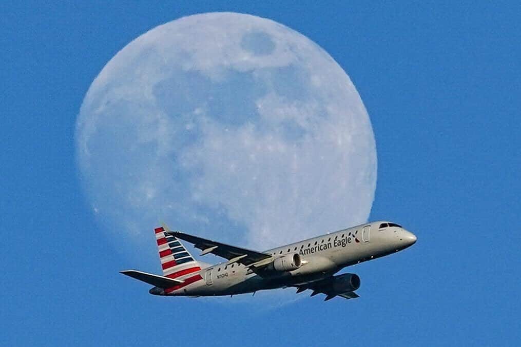 アメリカン航空のインスタグラム：「Happy “FLY-day” the 13th! ⠀⠀⠀⠀⠀⠀⠀⠀⠀ Shout-out to @champagne.beach for winning our caption contest! ⠀⠀⠀⠀⠀⠀⠀⠀⠀ 📸: @joseph_kaczmarek ⠀⠀⠀⠀⠀⠀⠀⠀⠀ #FridayThe13th #FullMoon」