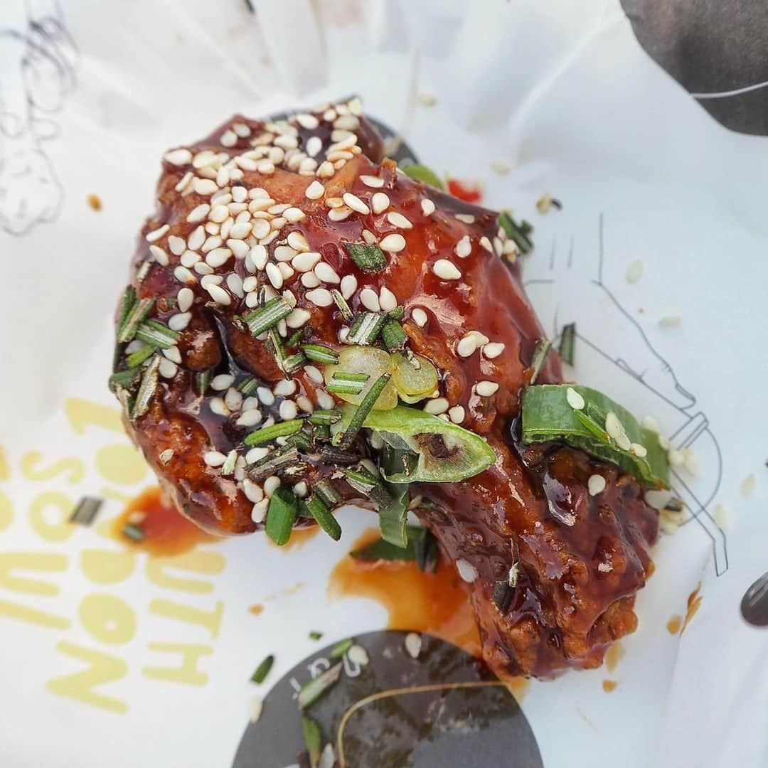 Eat With Steph & Coさんのインスタグラム写真 - (Eat With Steph & CoInstagram)「It’s a winner! @drumsandflats at @wingfestuk - STICKY BBQ. It was amazingly crispy, loved every bite. 🍗 📷: @mchan4b #topcitybites #friedchicken #invite」9月14日 6時40分 - eatwithsteph_ldn