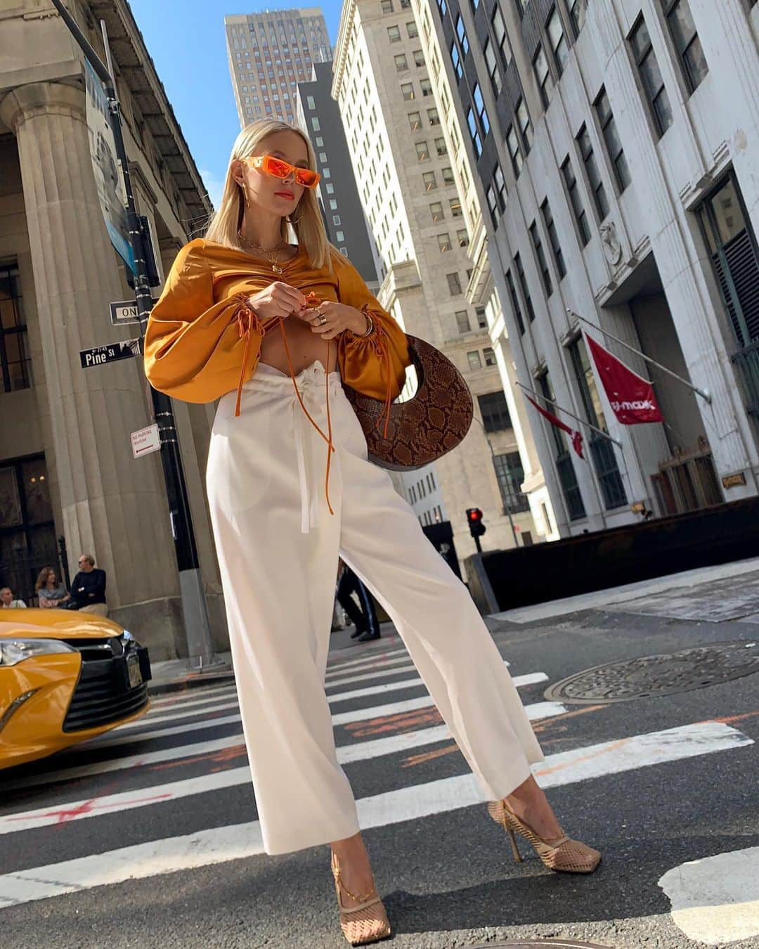 レオニー・ハンネさんのインスタグラム写真 - (レオニー・ハンネInstagram)「Big apple and a side of orange @monnierfreres. 🍊 Anzeige/Ad #LesFillesMonnier #Gucci #NYFW」9月14日 6時41分 - leoniehanne